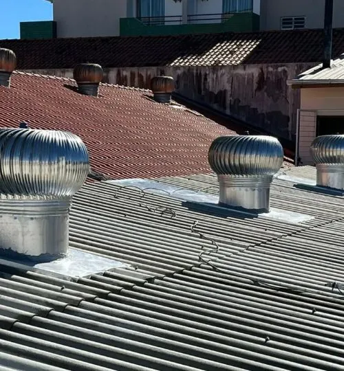 Exaustores eólicos instalados em telhado Florianópolis